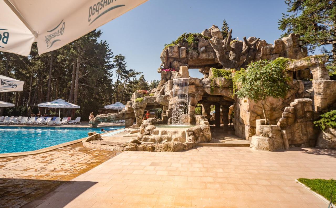 Spa Hotel Dvoretsa เวลินกราด ภายนอก รูปภาพ The resort's swimming pool
