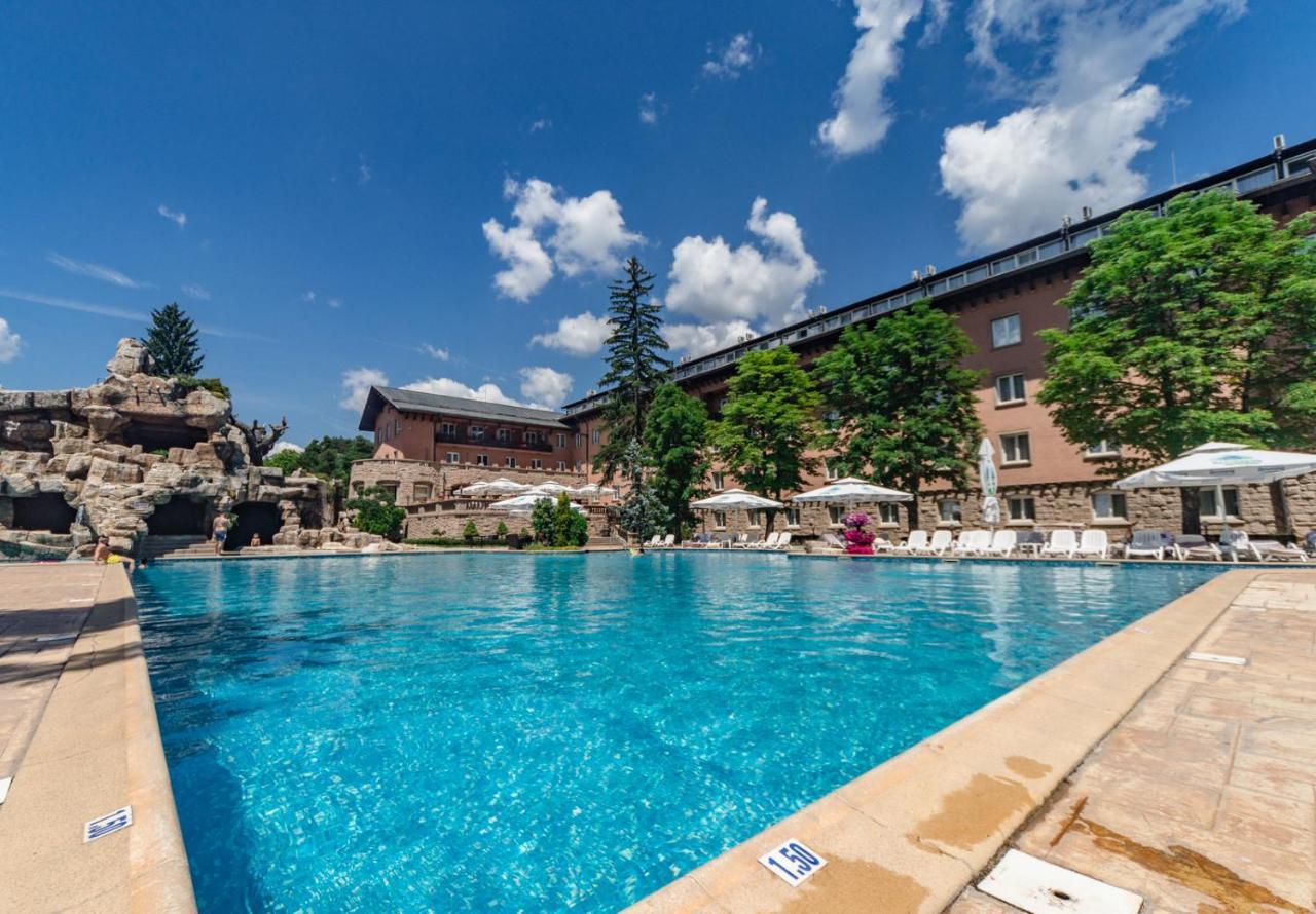 Spa Hotel Dvoretsa เวลินกราด ภายนอก รูปภาพ The outdoor pool at the Hotel