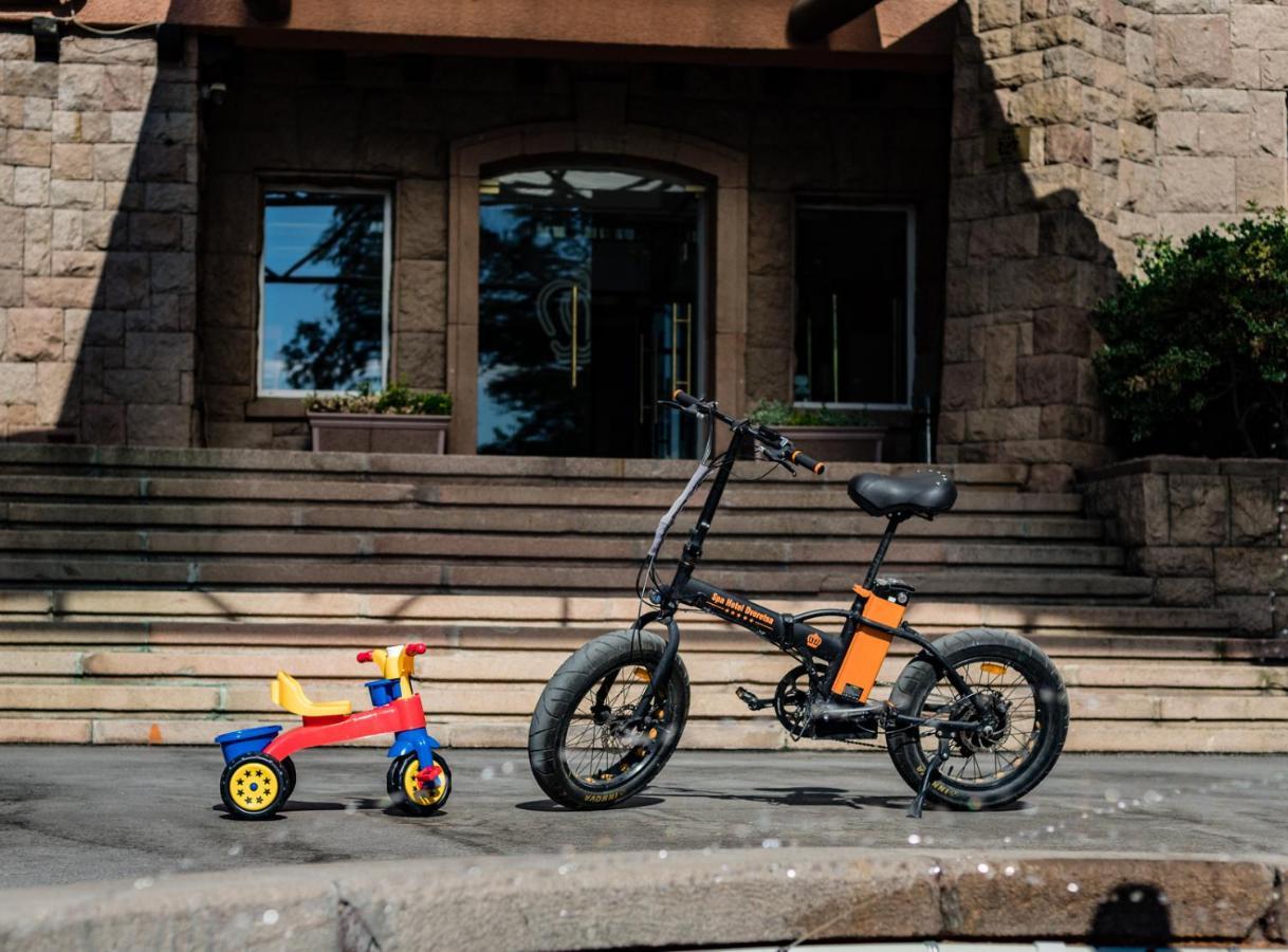Spa Hotel Dvoretsa เวลินกราด ภายนอก รูปภาพ A tricycle and a bicycle