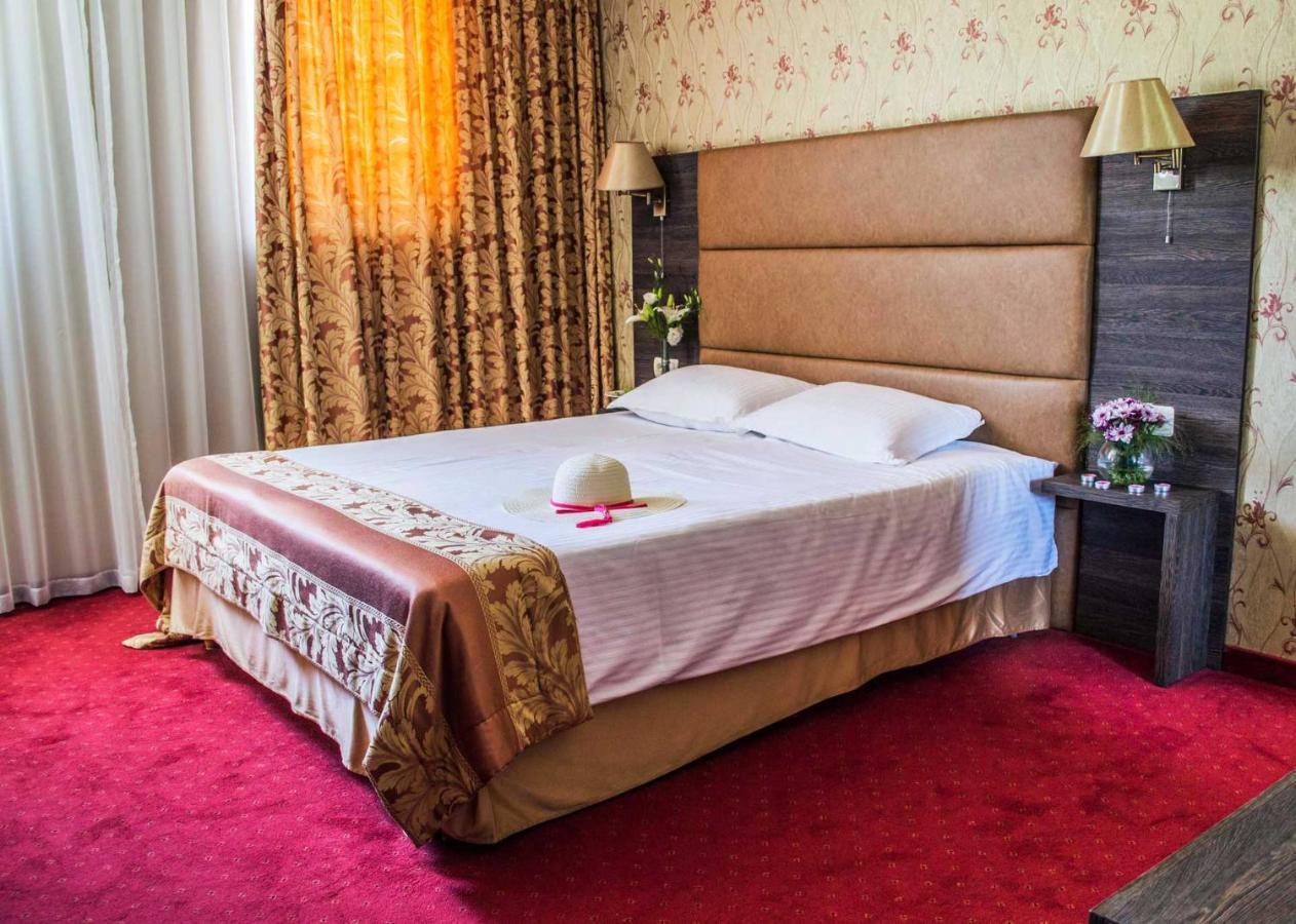 Spa Hotel Dvoretsa เวลินกราด ภายนอก รูปภาพ A bedroom in a hotel