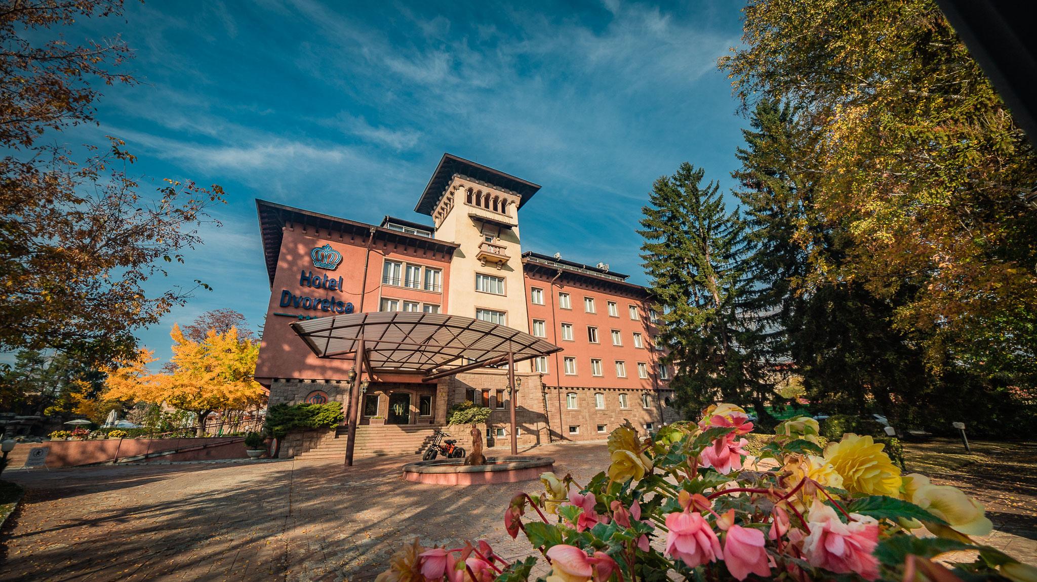 Spa Hotel Dvoretsa เวลินกราด ภายนอก รูปภาพ The main building of the university