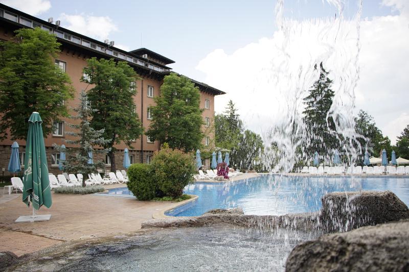 Spa Hotel Dvoretsa เวลินกราด ภายนอก รูปภาพ The outdoor pool at the Hotel