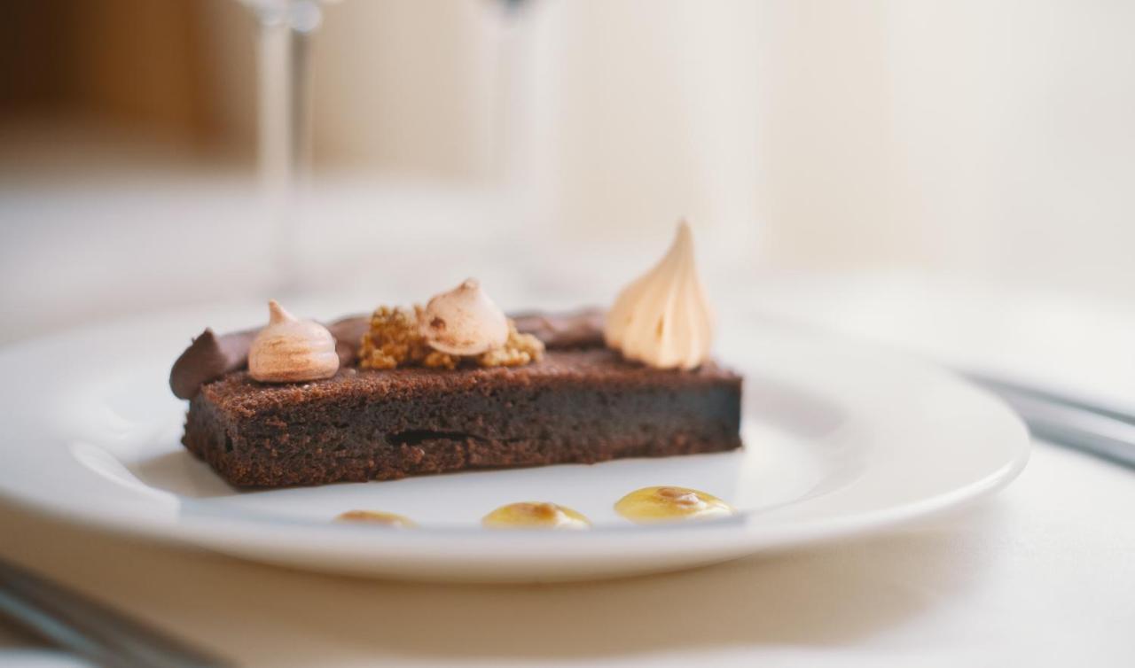 Spa Hotel Dvoretsa เวลินกราด ภายนอก รูปภาพ A chocolate dessert